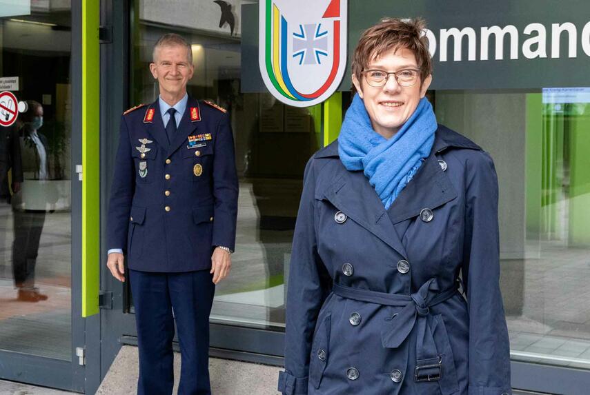 Verteidigungsministerin Kramp-Karrenbauer besucht Kommando Streitkräftebasis