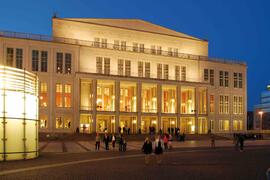 Die Oper Leipzig präsentiert das Klassikfestival LORTZING 26 mit zwei Opernpremieren, Audiowalk, Biedermeierfrühstück und Chorkonzerten